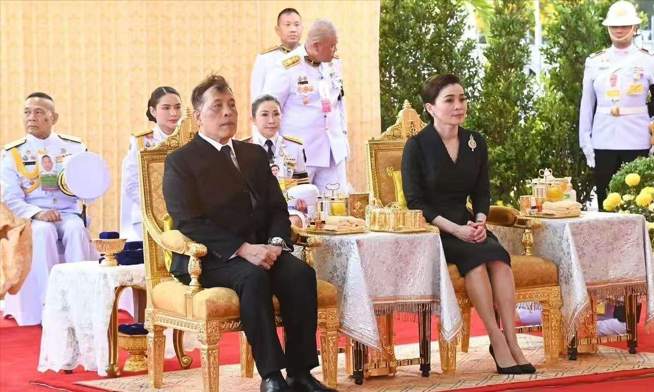 终于知道为什么总有不少粉丝好奇泰王是否有替身了！
3月22日，刚从老挝访问回国的