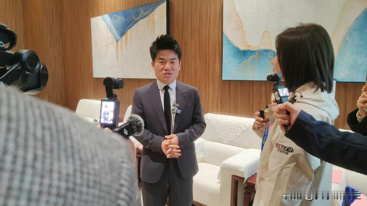 读书真的能改变命运！

32岁的董宇辉，站在第32届杨凌农高会的开幕式上，作为特