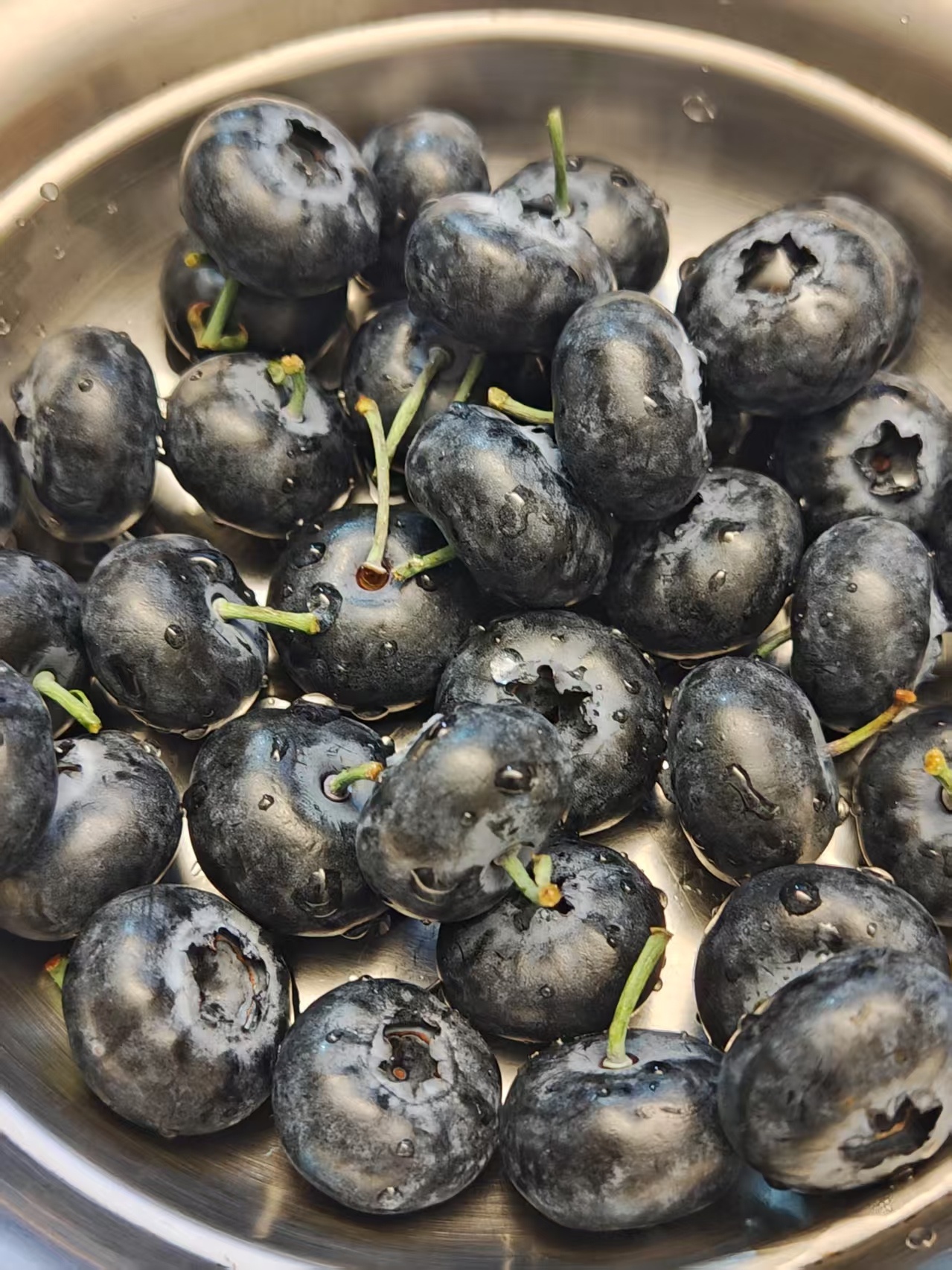 车厘子价格暴跌近40%今年无论是蓝莓还是车厘子都挺实惠的，大部分超市JJJ级别两