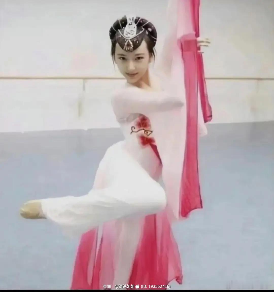 一位明星未成年时的照片 你知道她是谁吗 