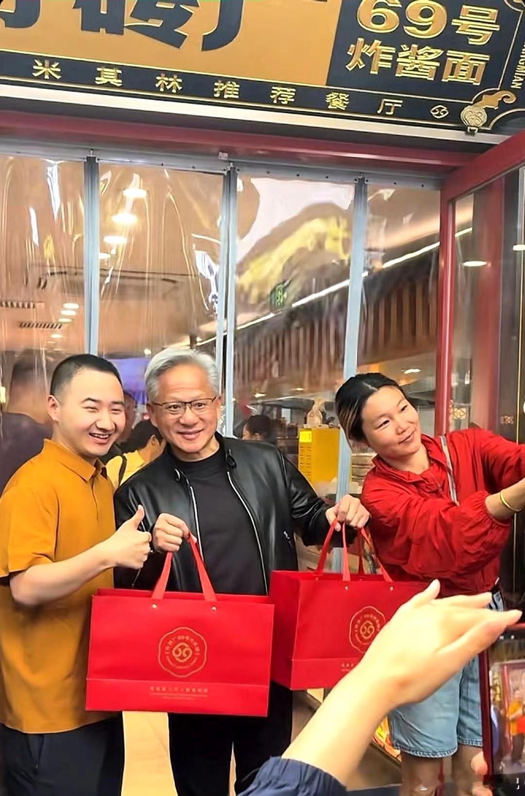 黄仁勋喝蜜桃四季春五分糖英伟达CEO黄仁勋一行人在南锣鼓巷蜜雪冰城买饮品，和游客