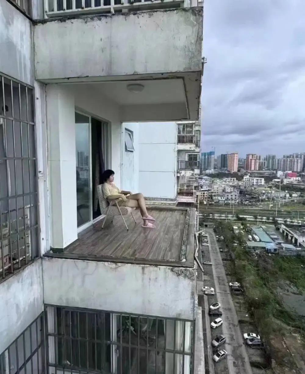 一张台风“摩羯”过后海南女孩淡定坐在无边框阳台上休息的照片火了。9月8日，自称当