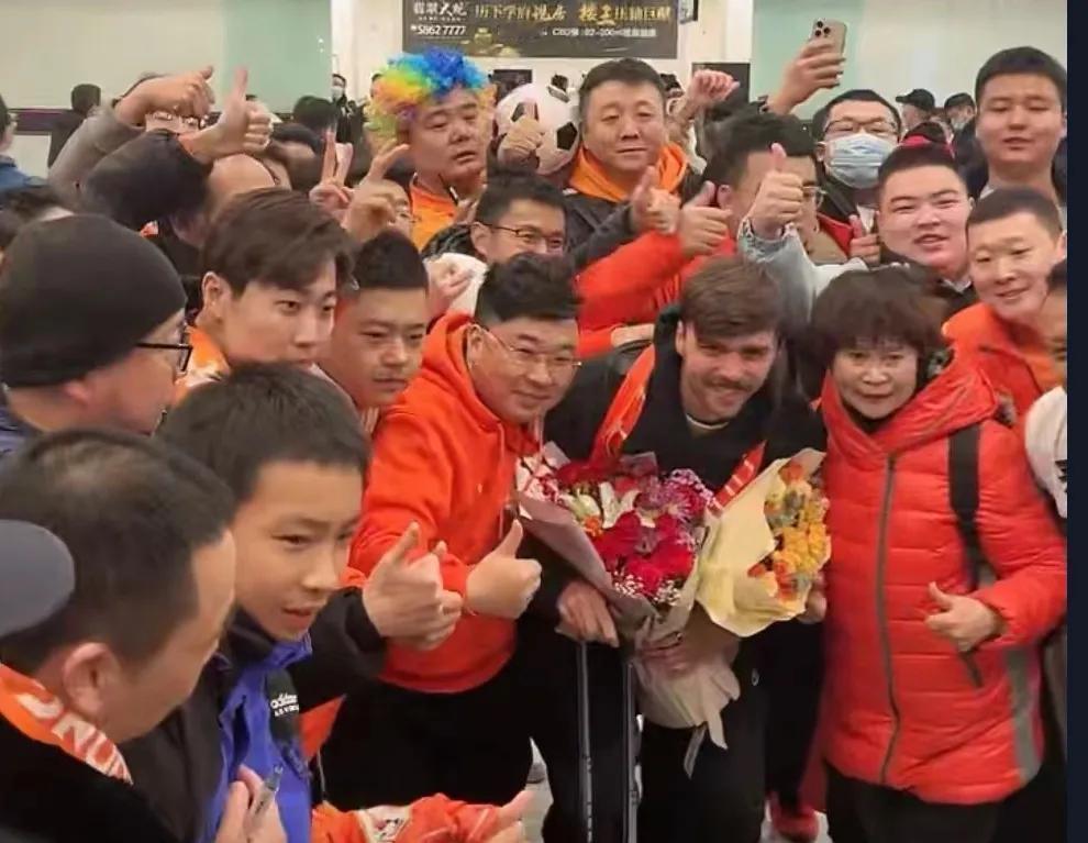 泰山队新外援卡扎伊什维利和泽卡今天已到达济南，下机后和现场山东球迷互动合影，山东