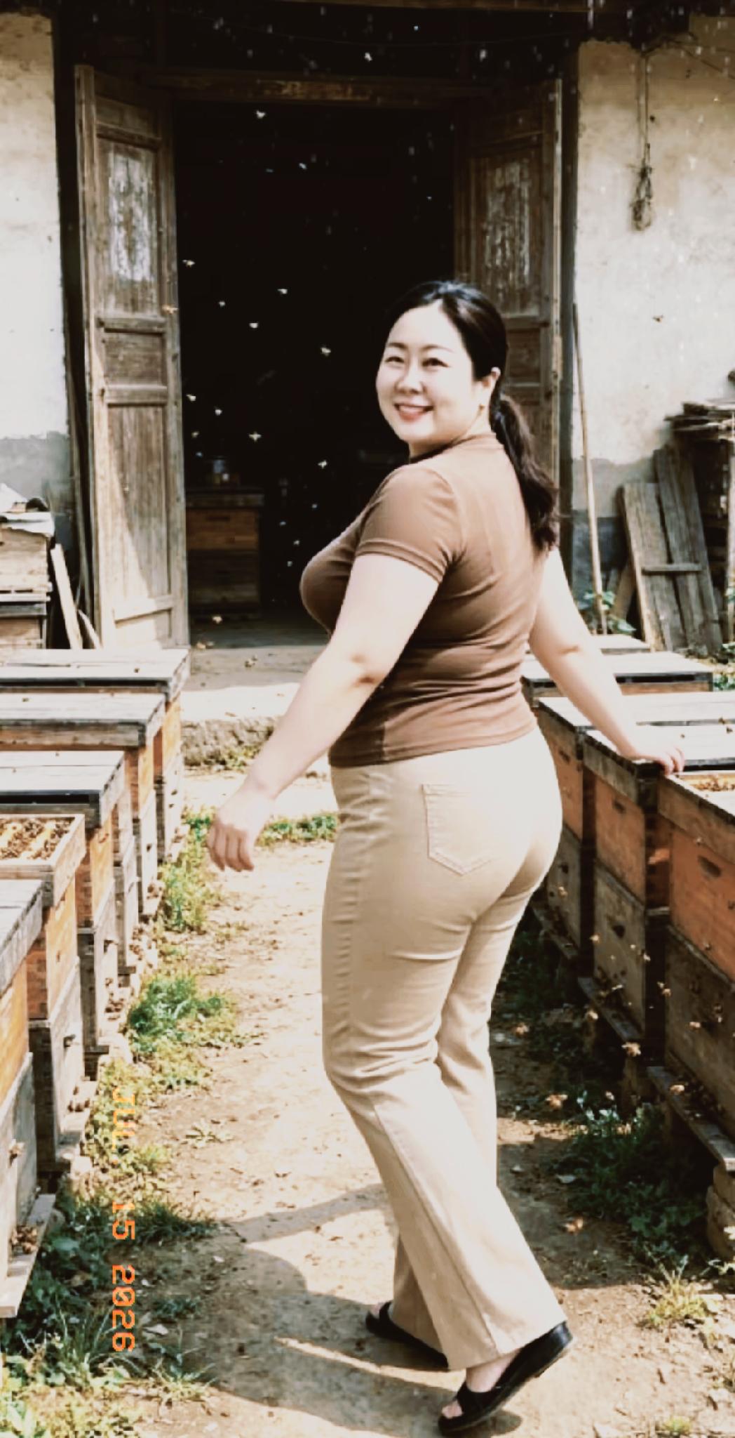 单单品读这首小诗，便能读懂一对养蜂夫妻跨越岁月的相守，拿蜂箱当作旧日嫁妆，这份缘