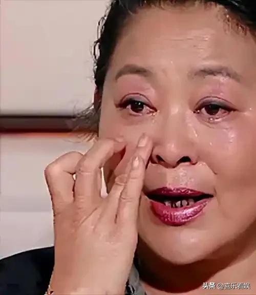 67岁倪萍，哭到浑身发抖！
 
9月13号，倪萍冲上热搜，她在片场得知好友敬一丹