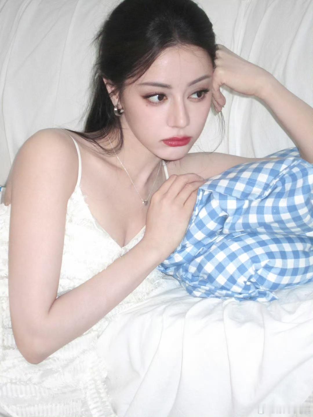 迪丽热巴一条下午茶邀请迪丽热巴发出一条下午茶邀请迪丽热巴发出一条下午茶邀请，好美