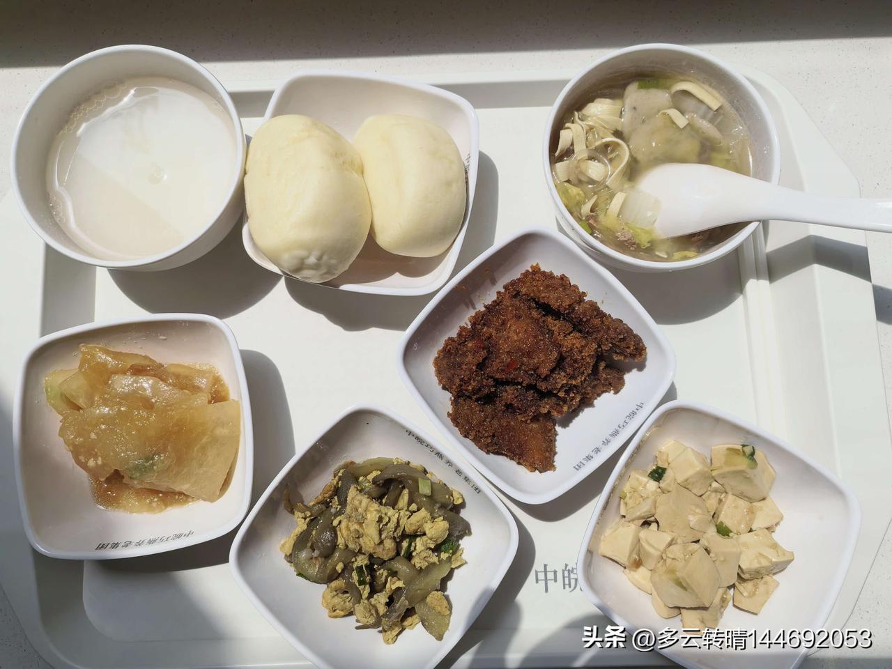 老了只要钱够，还是有的是地方能给你很好的照顾的。这是母亲所在养老院的今日午餐，还