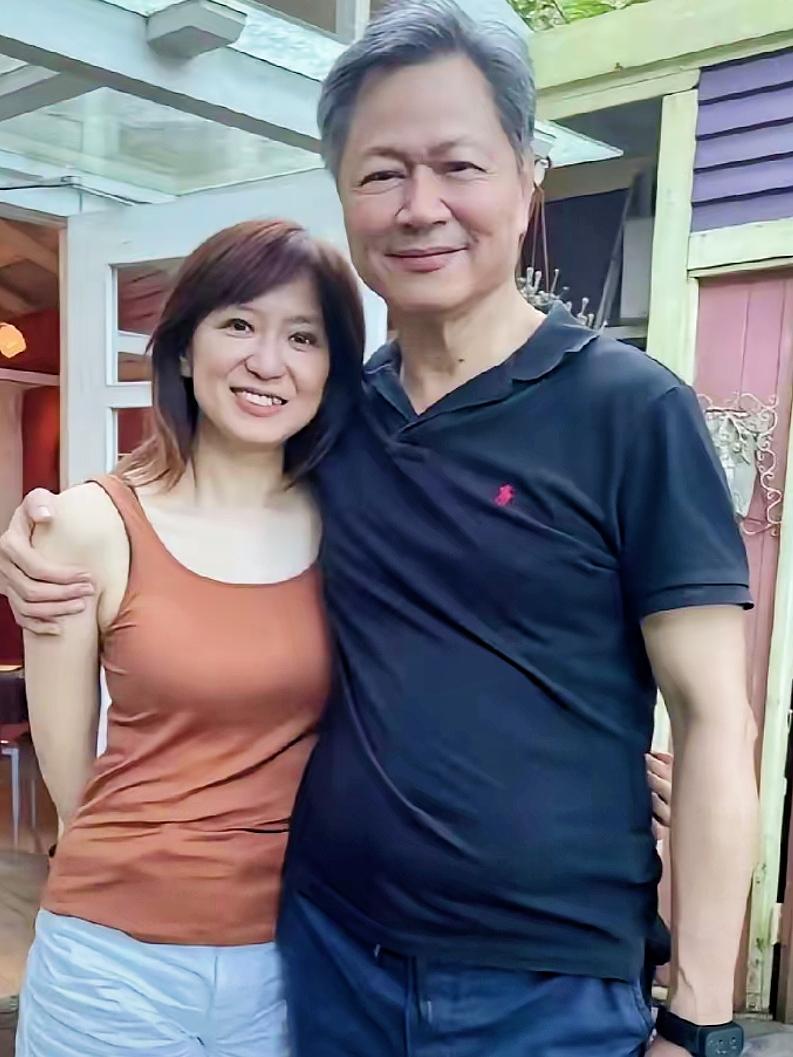 从“台湾绿营封杀”到“大陆全网热迎”！
赖岳谦夫妇移居大陆的选择，
恰是两岸人心