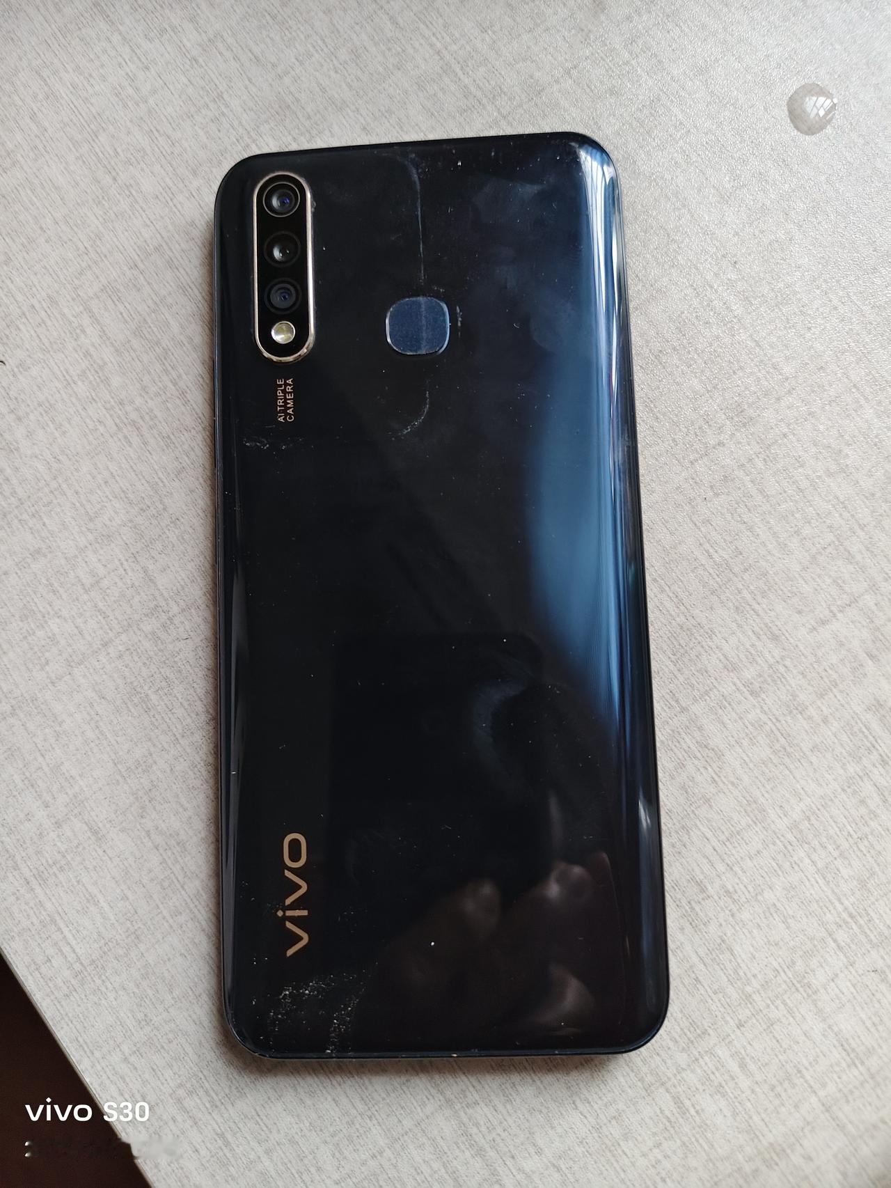 几天前，我在一手机店花了2480元，买了一款这样的手机。回家后，儿子看了我的新手