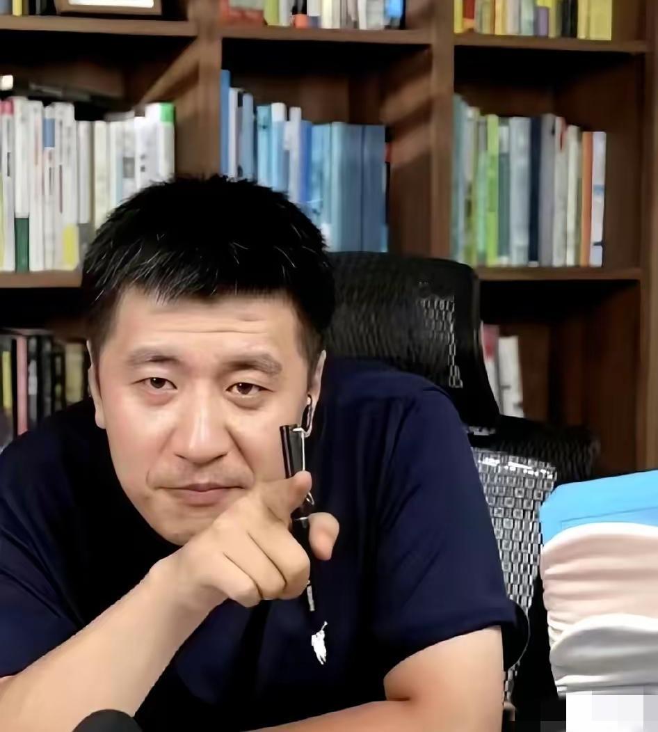 刷到张雪峰那段话，我后背都凉了。
他说，当年那些不读书、不听话、专跟老师对着干的
