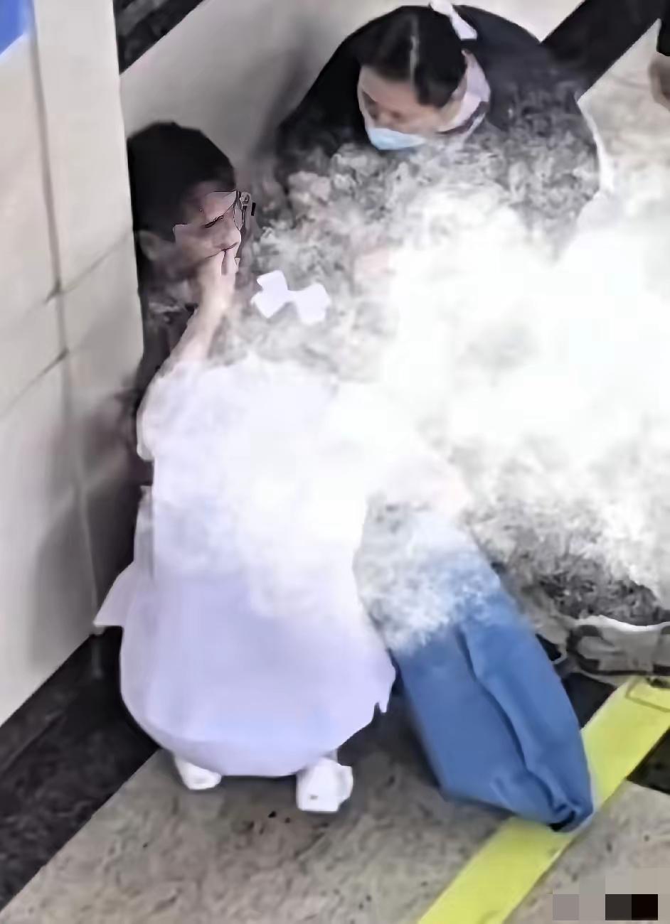 太冲动了！长春一男子得知孕妻做彩超是男医生，

当场崩溃喊离婚，甚至挣脱劝阻撞墙