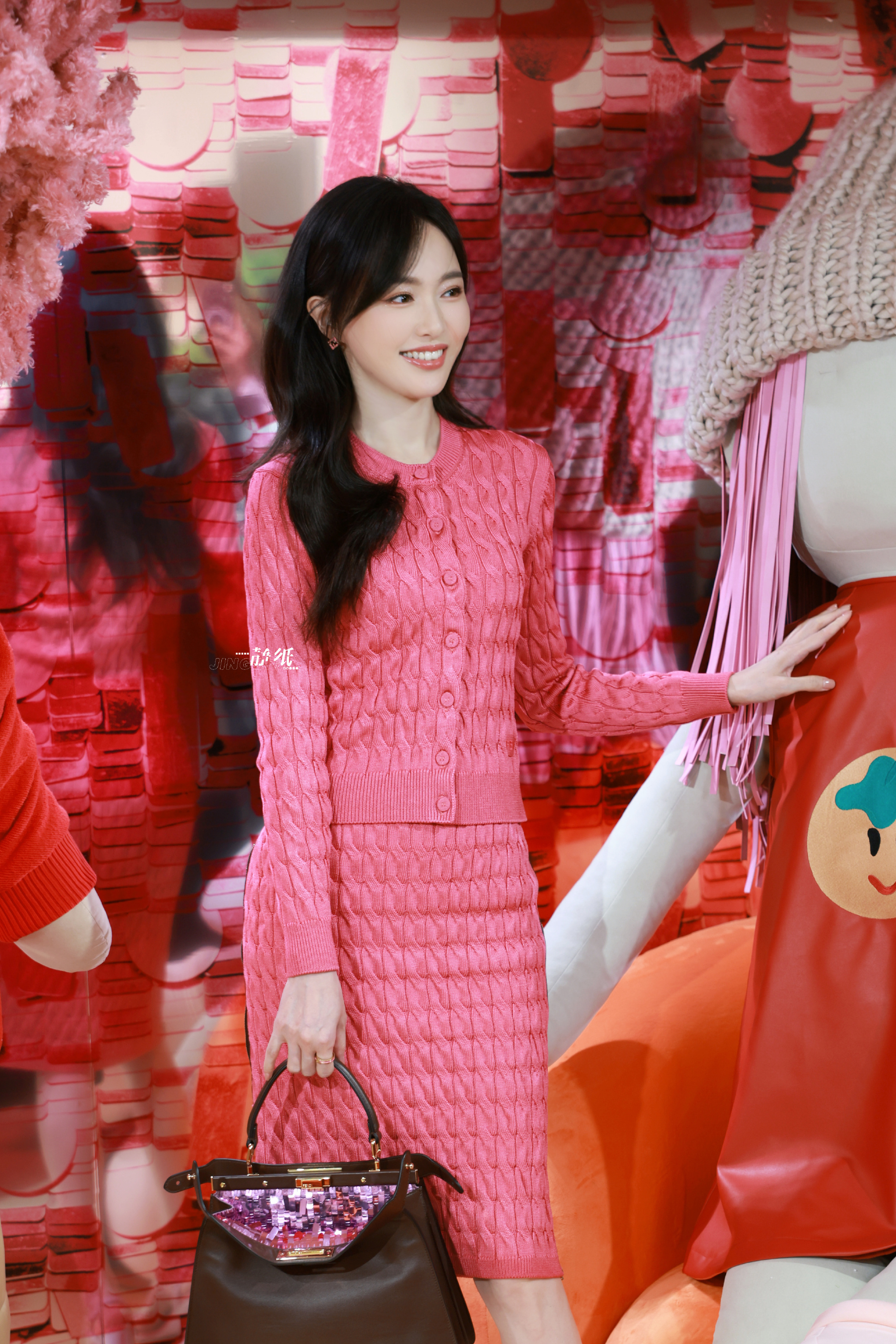 唐嫣扛住了死亡芭比粉唐嫣今天又美上热搜了！FENDI活动上挑战“死亡芭比粉”，居