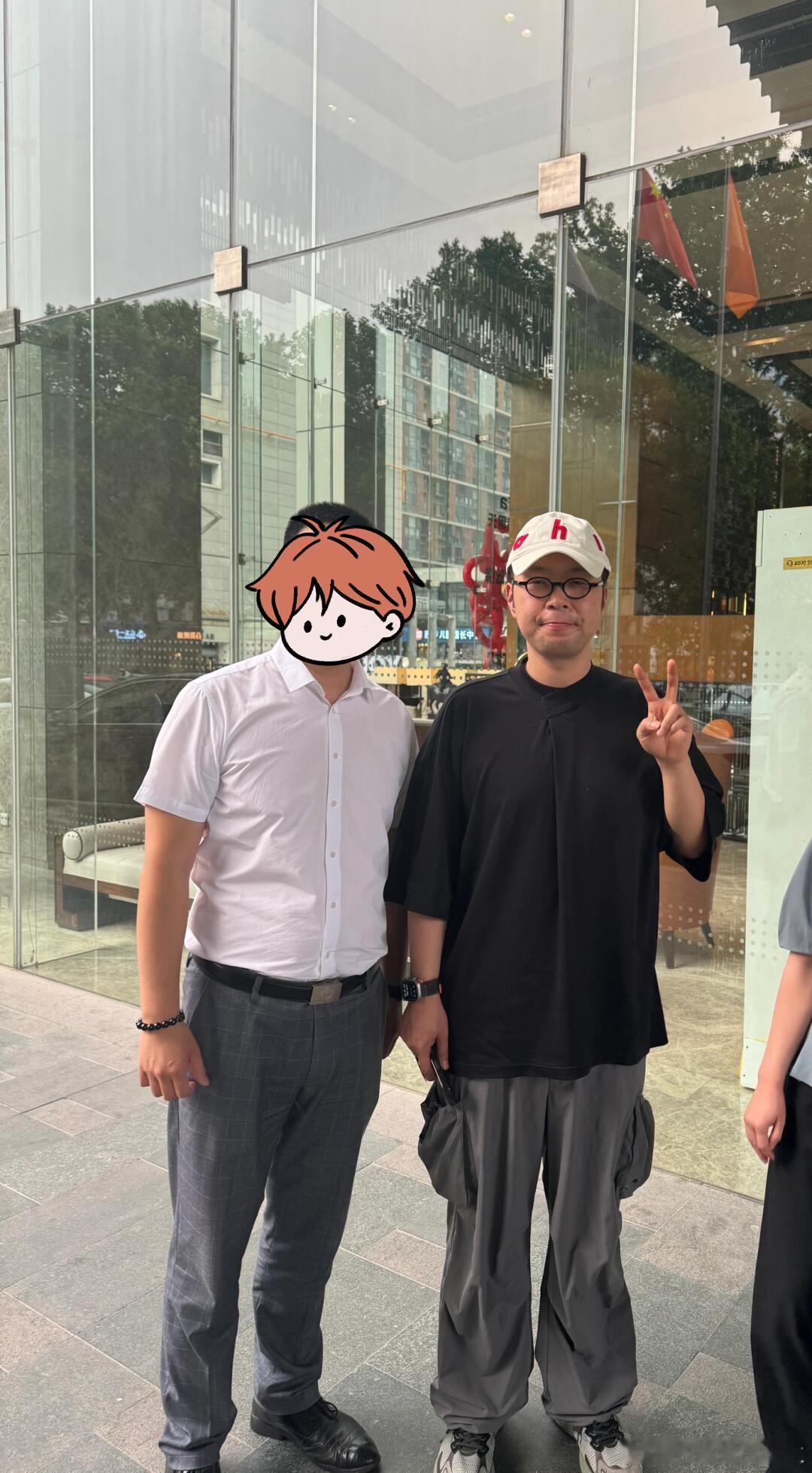 网友偶遇杜海涛，跟他妈妈长太像了！感觉又回到减肥前的状态了… ​​​