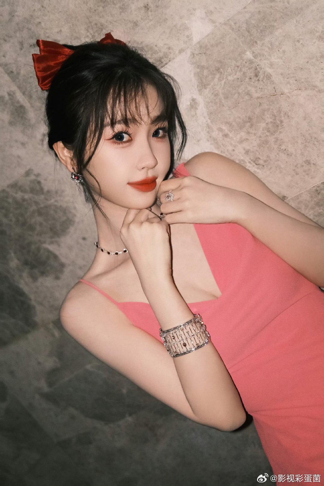 #虞书欣吊带v领粉裙##虞书欣盘发蝴蝶结#啊啊啊啊啊也太美了 ​​​