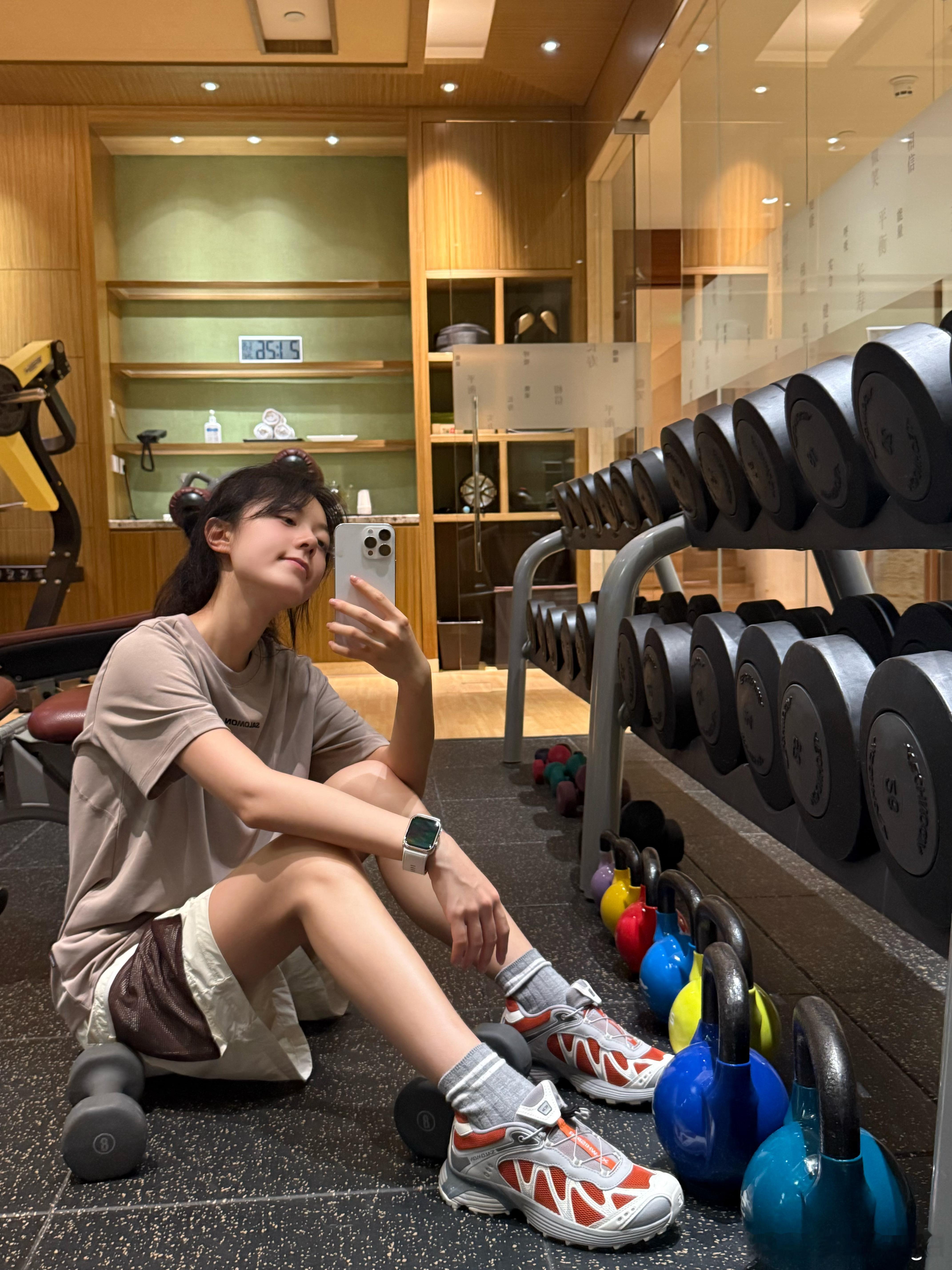 赵今麦健身就这个自律麦爽[好爱哦]怪不得越来越美，原来是平时有在健身，老公妹我可