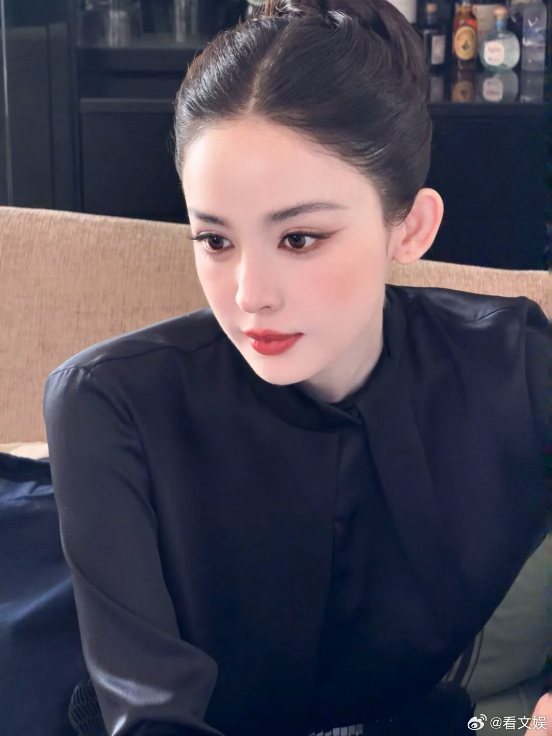 娜扎好美的大光明娜扎下车气场清爽大光明衬得五官更加精致，骨相线条干净利落，下车瞬