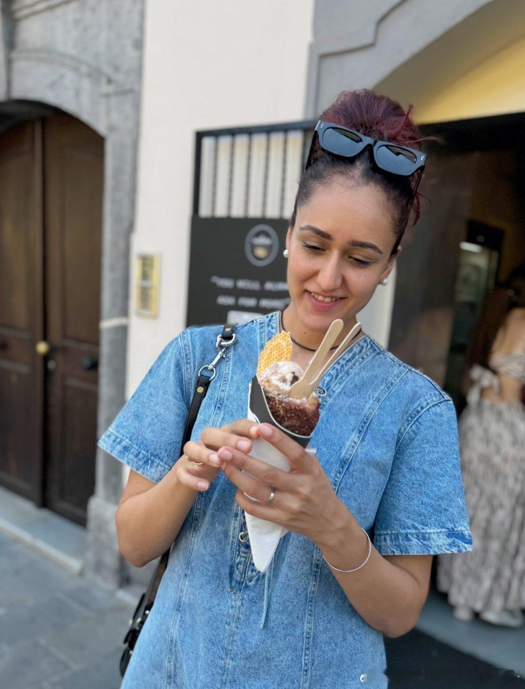 巴特拉：只是一个女孩和她的冰淇淋🍦😌 ✧ ˖° 