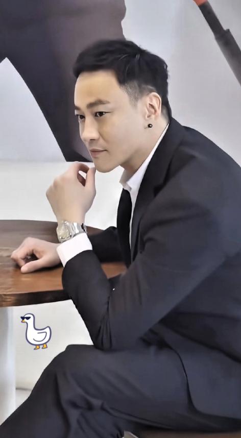 这下宿迁球迷估计真要郁闷了。
京东和宿迁当地特意请来何润东，专门给苏超比赛撑场面