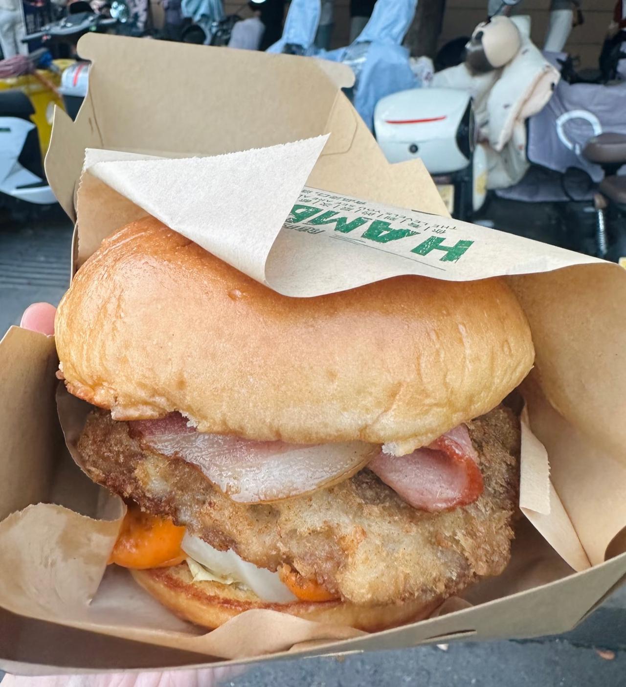 今天发工资
奖励自己吃顿汉堡
不怕各位笑话
这还是我第一次吃
因为不喜欢里面的那