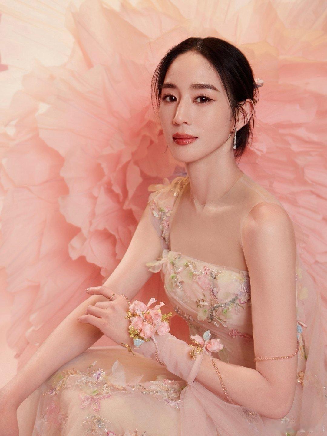 张钧甯背后好大一朵粉黛 巨型粉黛配张钧甯，这是什么神仙组合！非遗点缀精致到每一个