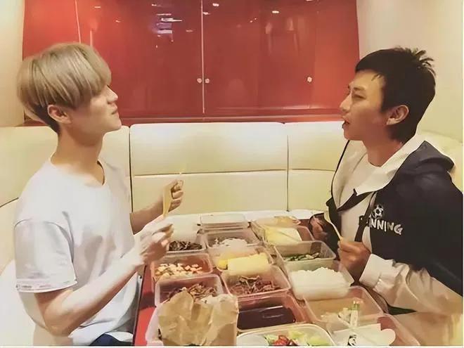 2025年2月23日深夜，鹿晗与邓超被拍到在北京某火锅店聚餐。画面中，鹿晗情绪略