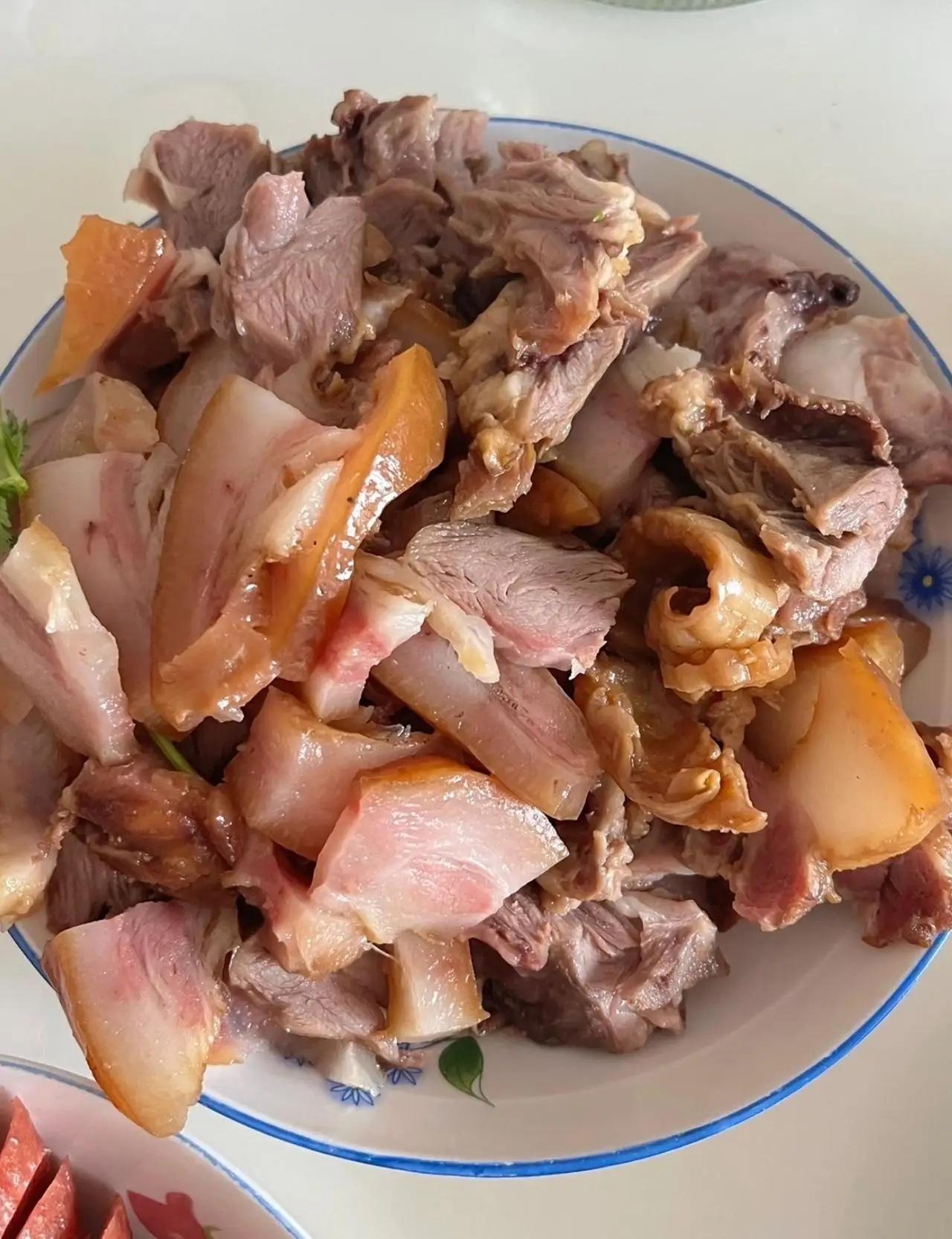 大家减肥最爱干的一件蠢事——饿自己。
觉得只要不吃饭、少吃油、少吃肉，体重就能刷