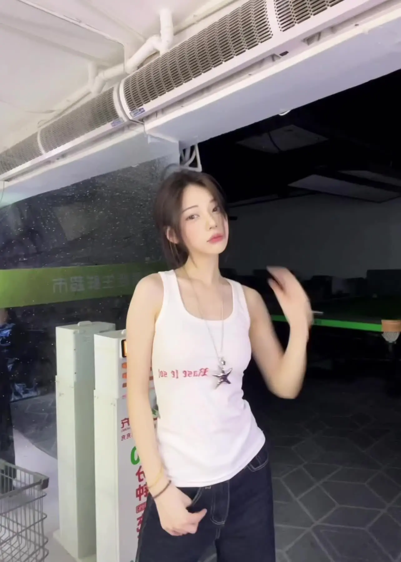 追忆往昔 梦到了过去，翻看了以前的老照片。人怎么能在无声无息间成长的...
