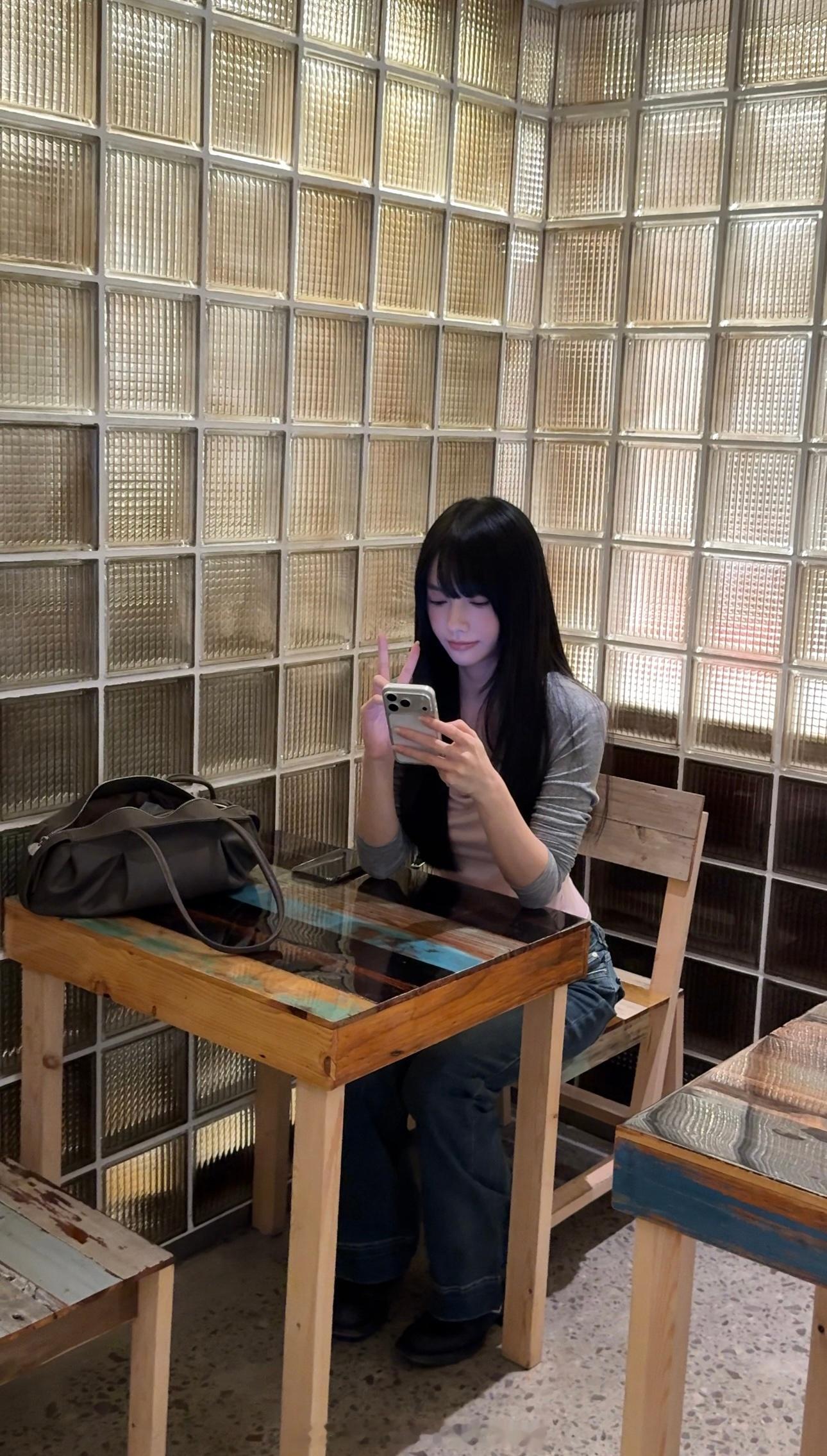 咖啡馆“偶遇”美女了哈哈哈哈哈哈哈 ​​​