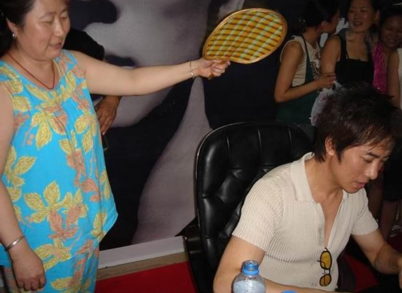 本以为这位给江涛扇风的阿姨是他的妈妈或者长辈，没想到竟然是他的歌迷。

2005