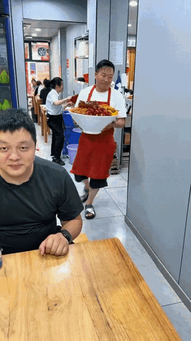 这么大一份，把食客都看笑了[呲牙]