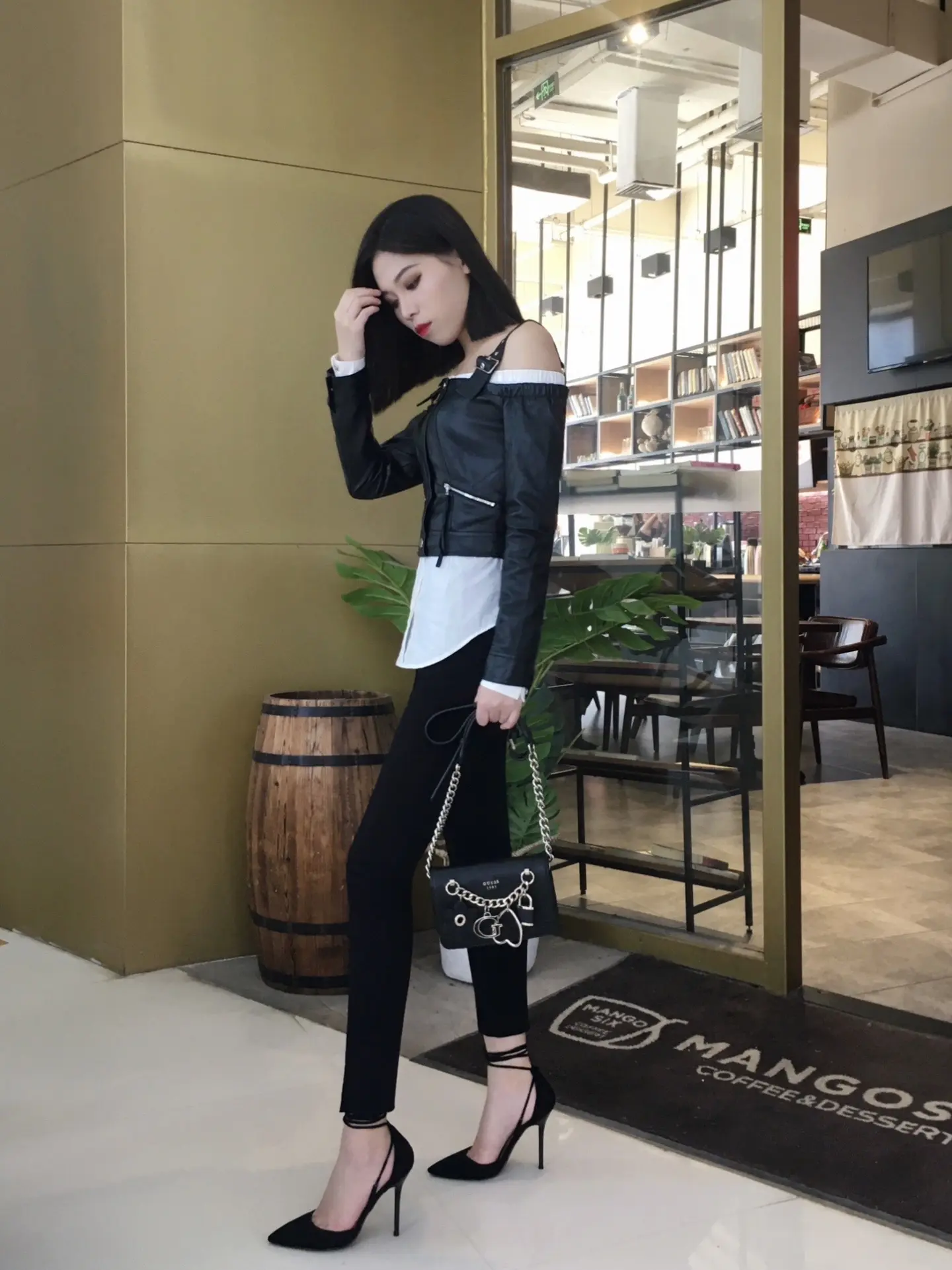 细跟高跟鞋踩人一点都不痛，不信你试试～今天给大家分享一下我最喜欢的一双...