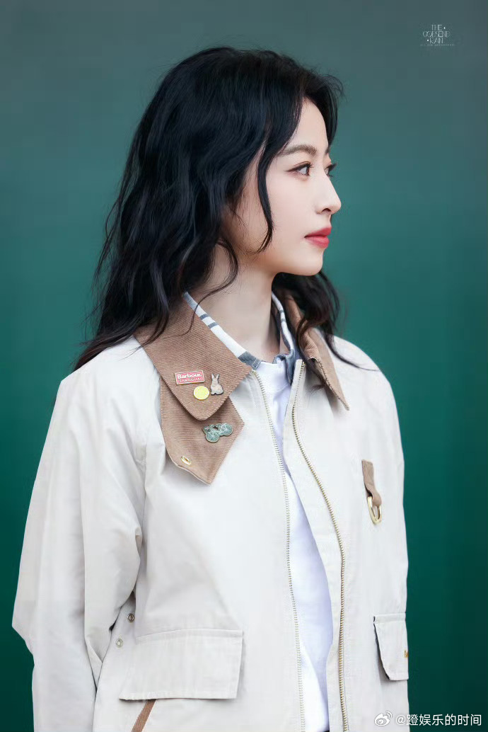 想魂穿周雨彤手里牵着的那只小狗被周雨彤的英伦风硬控了 卷毛姐姐用下巴蹭小狗头顶，