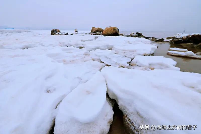 看到“冰封万里江河冷”这个上联，瞬间有了画面感。冰天雪地，万里江河都被寒冷笼罩，