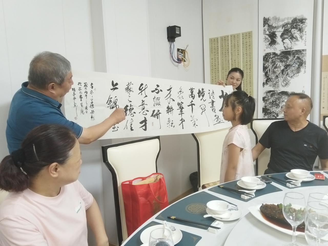 这个小朋友被合川区渝风书画院院长粟彪收为弟子！这就是传承！