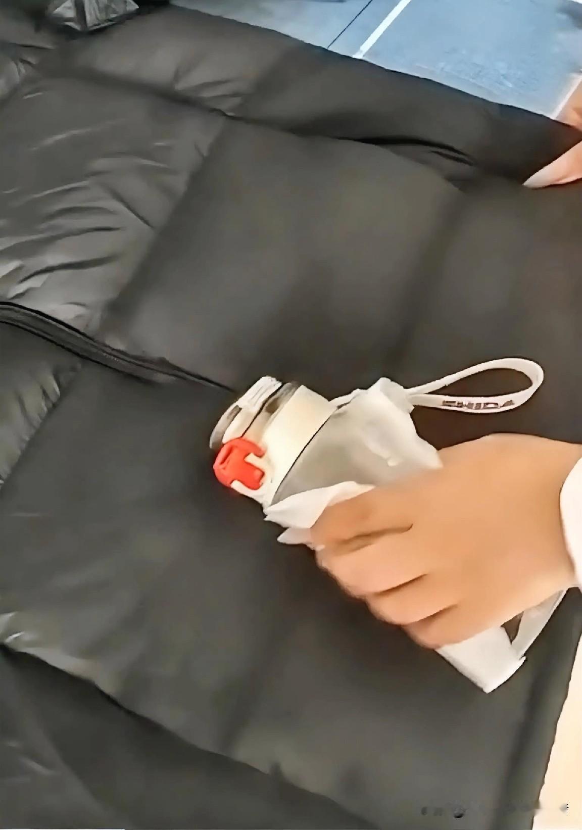 一位女生
把自己水杯里灌满热水
接着包上一个半湿的洗脸巾。


然后贴着自己的羽