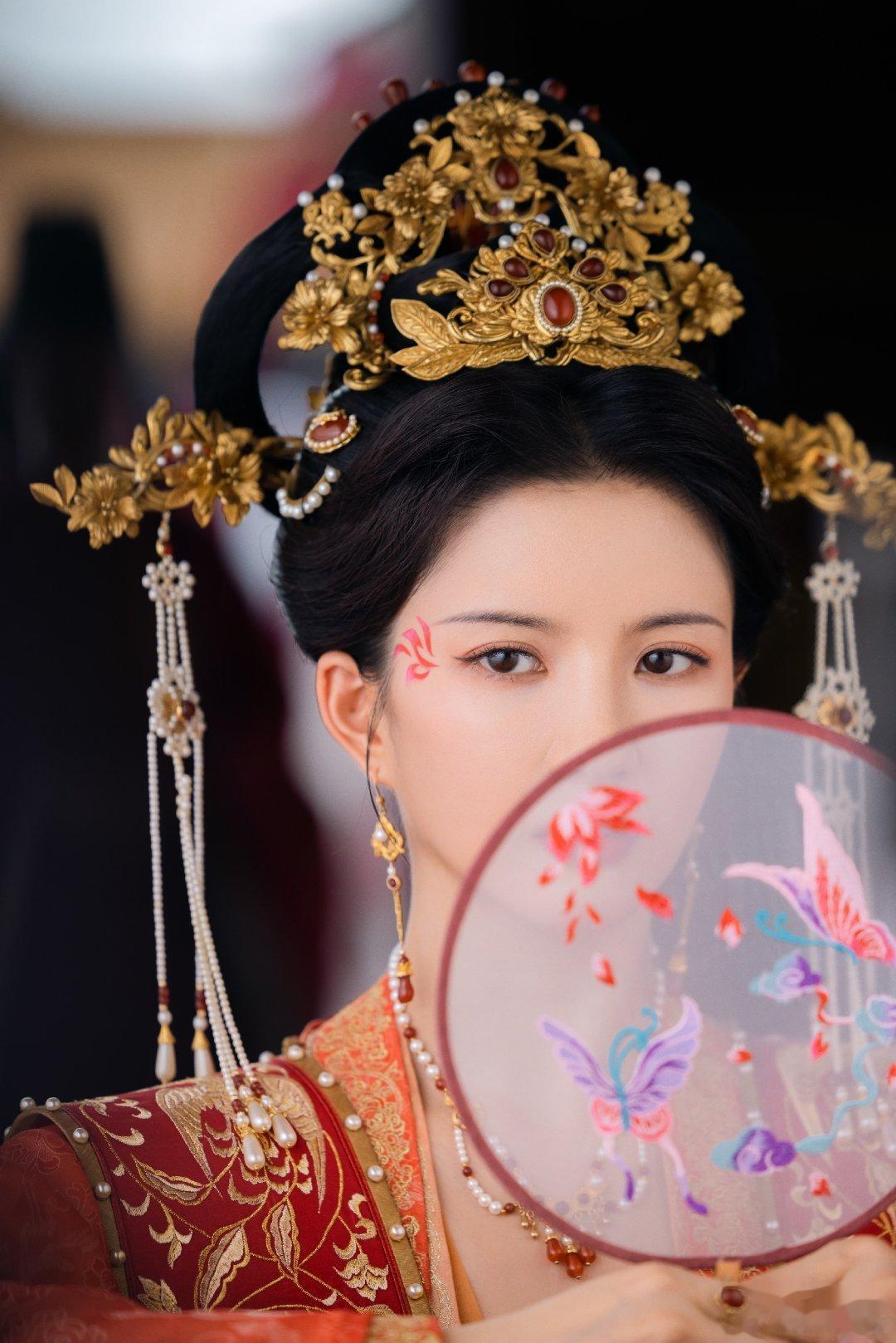 #硬糖少女303##刘些宁# 今日份糖妹新鲜物料刘些宁宁安如梦工作室更新新剧照从