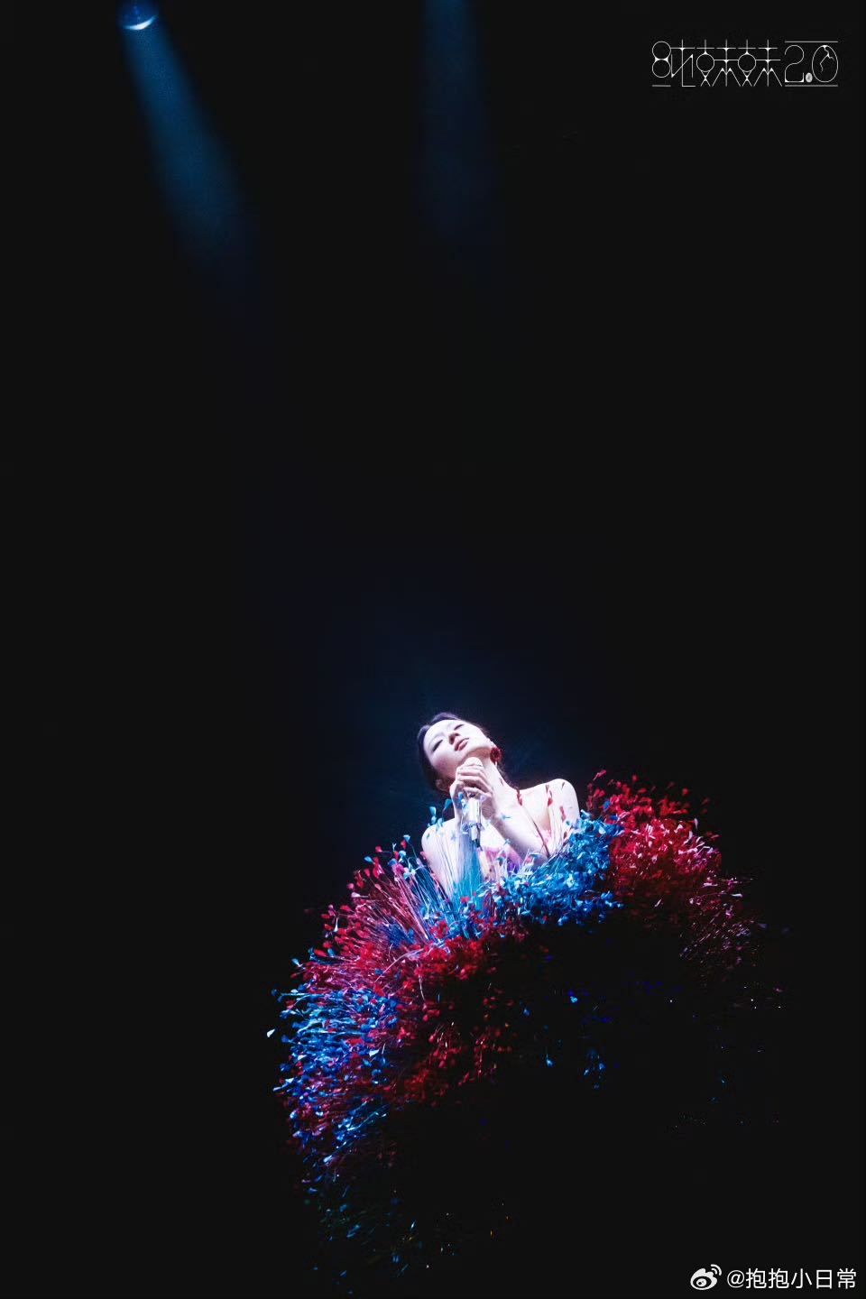 单依纯唱轻轻地告诉你的杀伤力 单依纯把《轻轻地告诉你》唱出了独一份的温柔！深圳演