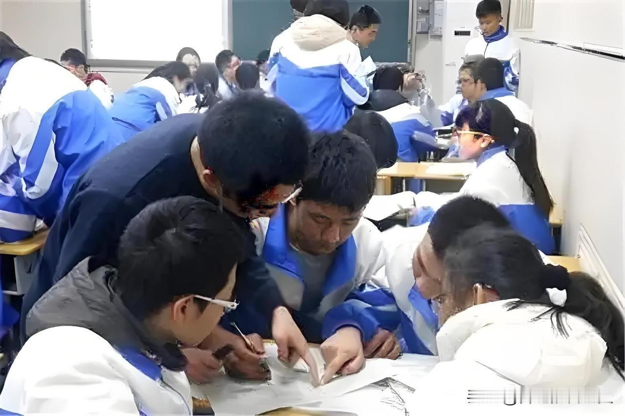 今年考完数学，网上一片哀嚎，大批考生直呼题目太难、计算量大，不少人判定试卷难度断