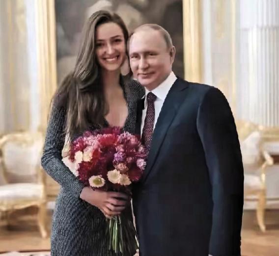 刚听说克里姆林宫那位73岁的主人公，亲口承认陷入了“一见钟情”。我一时都不知道该