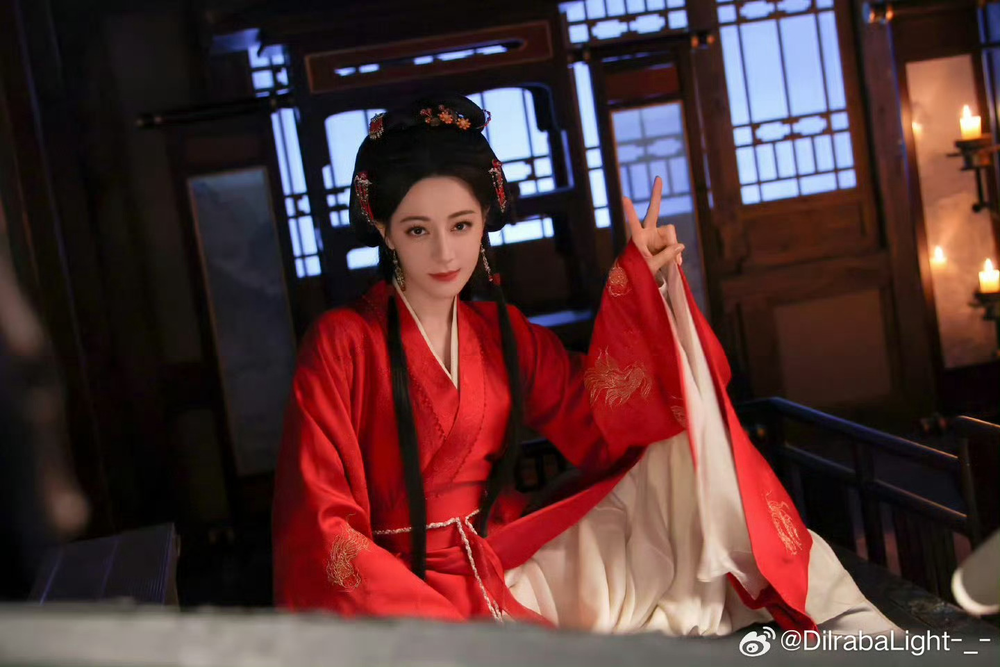 迪丽热巴贺思慕角色热度破亿角色数据一路飙升突破亿级大关，古偶氛围感拉满，不管是造