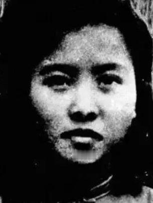 她被敌人抓捕后，在押送的路上，一特务忽然低声说道：朱老师，快走，我来拦住其他人！