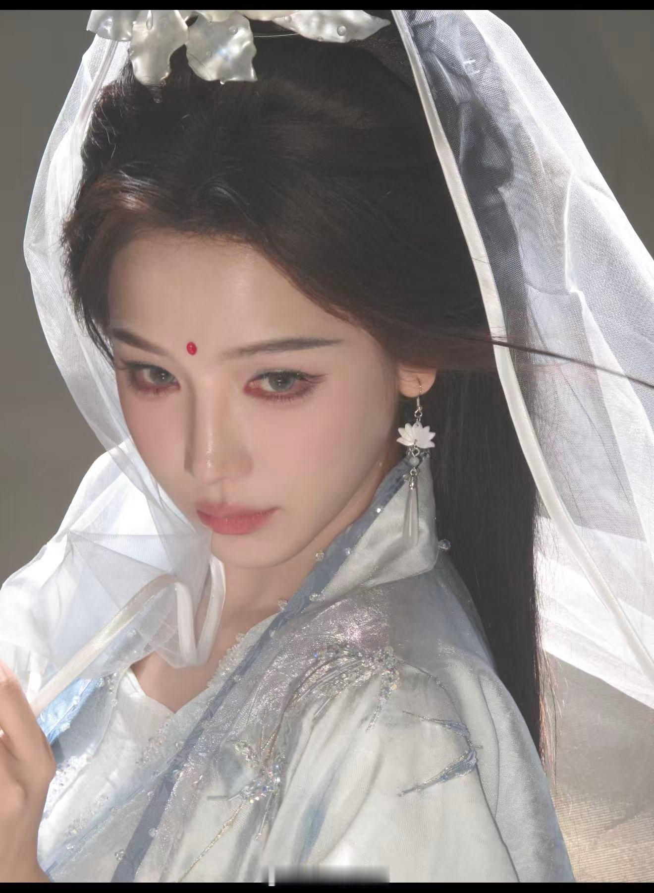 张南神女又仙又鬼又美张南黑化神女  表面有着悲天悯人的神性，但是实际上又带着自己