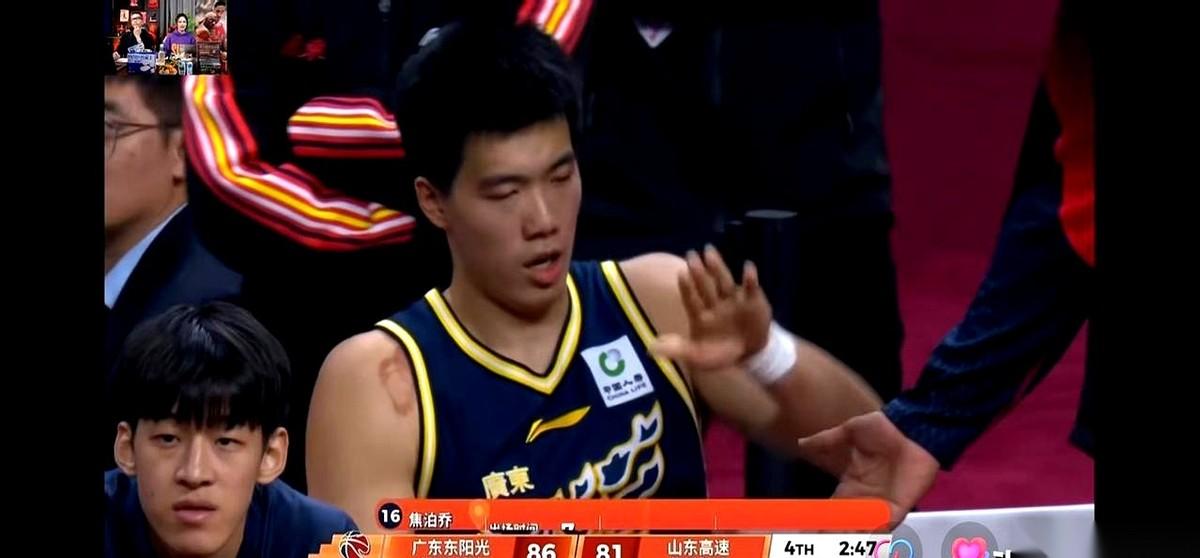 那一瞬间，我隔着屏幕都替他尴尬。
一个职业球员，快攻，无人防守，前面是空空如也的