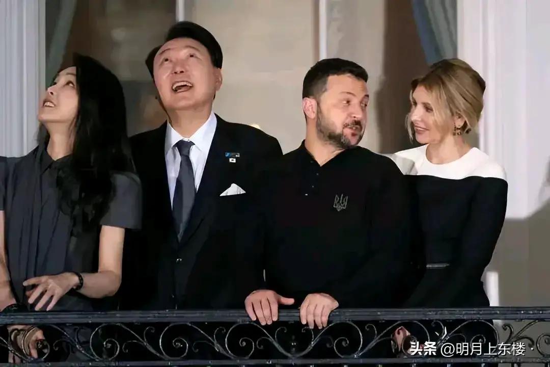 一张旧照片，这是去年夏天华盛顿北约峰会上拍的，当时是多么的春风得意啊！尹大统领夫