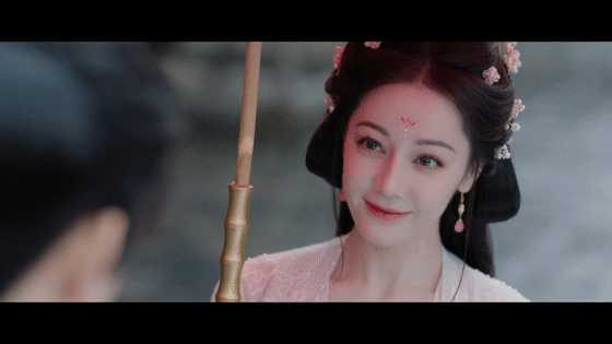 贺思慕段胥雨中相认迪丽热巴陈飞宇雨中相认 那句“在重逢的街头，心跳比我更先认出你