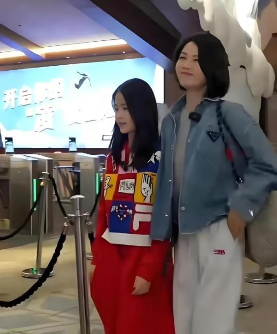 2014年，曹曦文嫁给马来西亚富商，婚后产下女儿，但因长期异地和家族观念等矛盾，