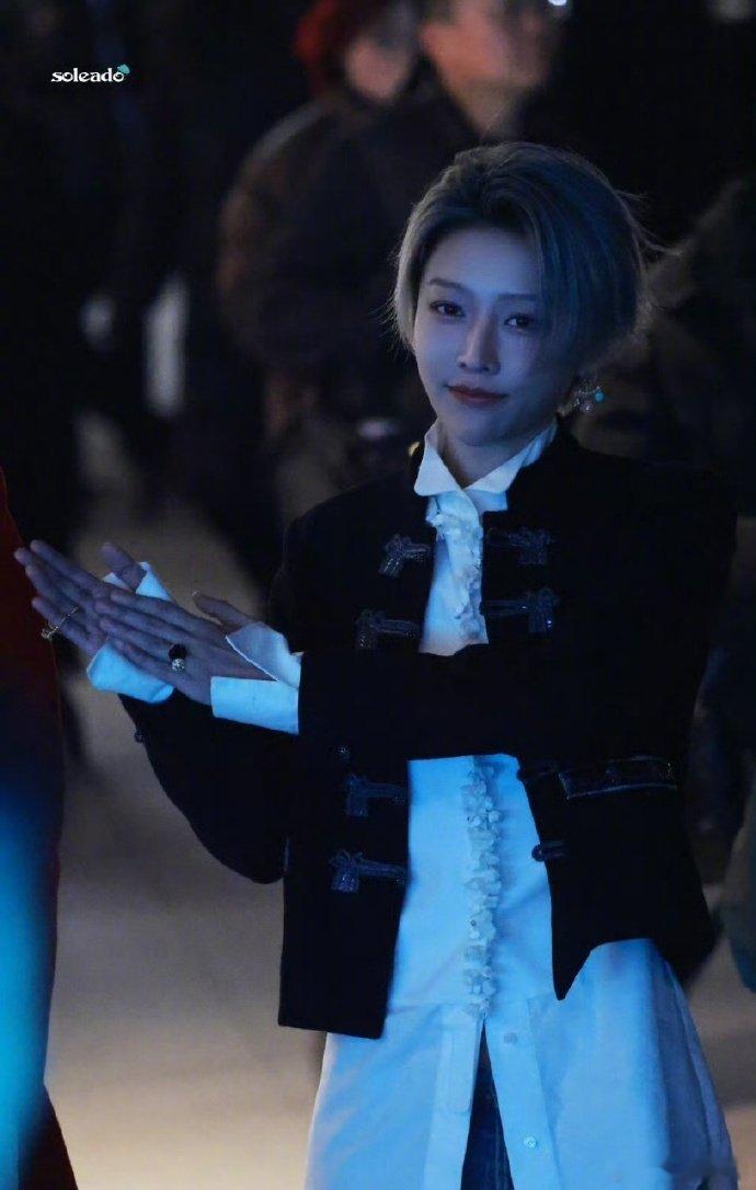 刘雨昕亮相迪奥北京旗舰店 专访里的刘雨昕真的充满“活人感”！她坦言日常出行最看重