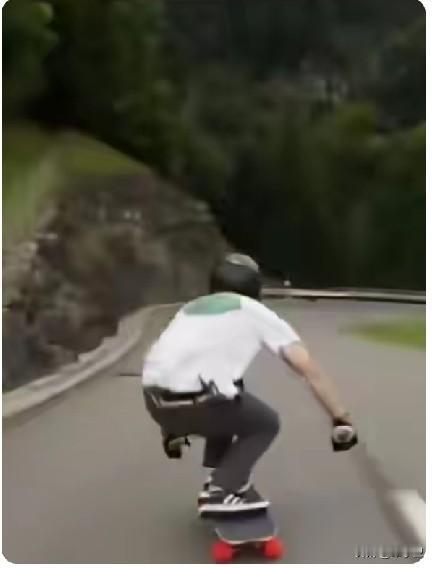 从网上得知，一学生才19岁，和同学去山里玩滑板车没了，滑板车属于危险运动，滑得好