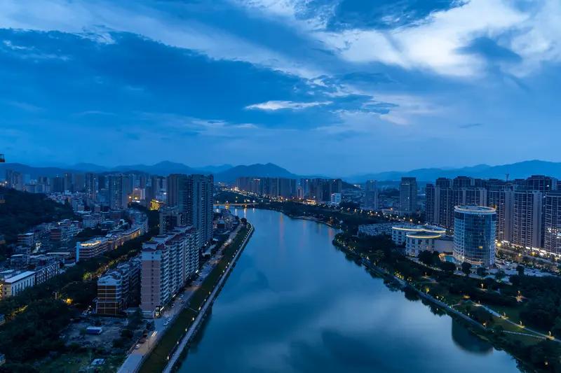 南安经济碾压周边，却还不撤市设区，这事儿值得琢磨。南安制造业强，像石材产业，年产