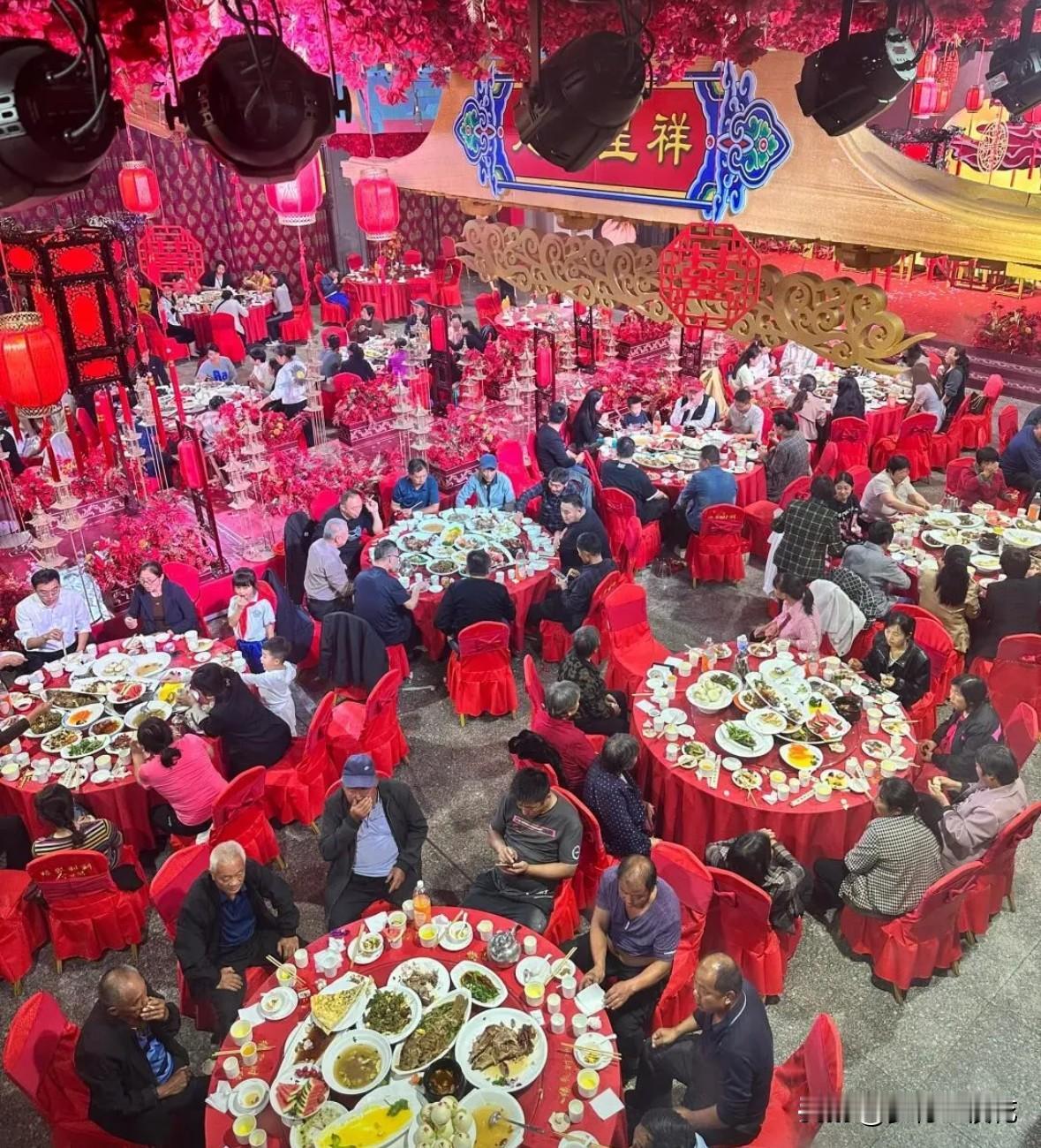 贵州遵义的一场婚宴上，出现了颇为尴尬的一幕。当晚七八点，婚宴准时开席，仪式顺利结